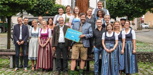 Hocherfreut über die Auszeichnung „Digitales Amt“ zeigten sich Oberaudorfs Bürgermeister Dr. Mathias Bernhard (Mitte) und seine Gemeindeverwaltung.Foto Steffenhagen