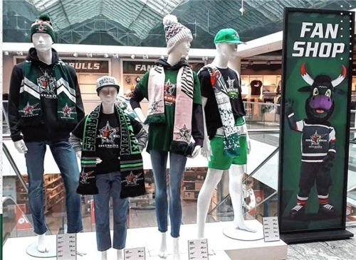 Im neuen Fanshop in der Galeria Karstadt in Rosenheim gibt es auch die neuen Starbulls-Trikots zu kaufen. Foto  Starbulls