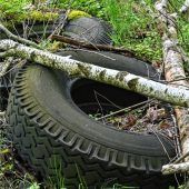 20 Alt-Reifen im Kirchbach entsorgt