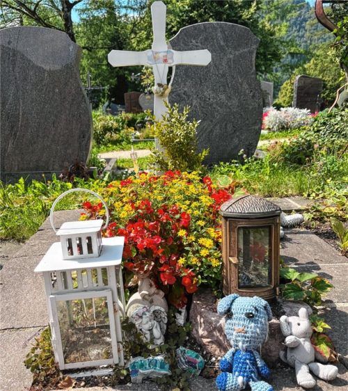 Immer wieder wird das Grab des getöteten Säuglings in Ruhpolding von Trauernden aufgesucht. Foto Kas