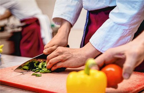 In der Region Rosenheim werden dringend Köche gesucht: Francesco Freres weiß, wie schwierig die Personalsituation ist. Foto RE