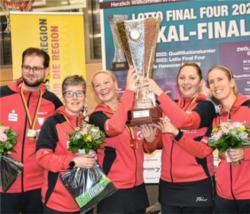 In der Saison 2021/2022 durfte Kolbermoors Trainerteam Michael Fuchs und Krisztina Toth sowie die Spielerinnen Georgina Pota, Svetlana Ganina und Kristin Lang den Pokal zum zweiten Mal in Empfang nehmen.Foto  Erlich