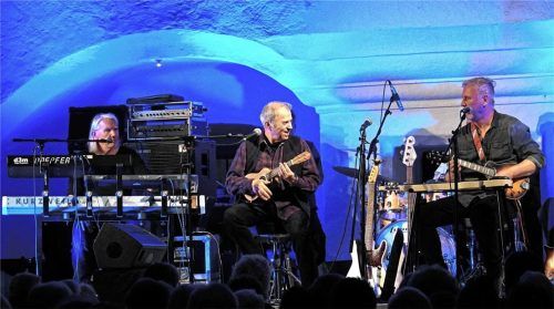 In der Zugabe greift Günther Sigl zur Ukulele und stimmt „die Rosi“ an.Foto pillatzki