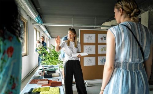 In einem Musterbüro mit Stellwänden und Tischen mit Ausstattungsdetails erläuterte Architektin Theresa Brüderl die Hintergründe der multifunktionalen und innovativen Arbeitswelt von „Patch.Work“ in Seeon.Foto Hollenbach