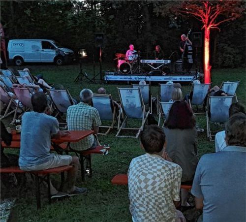 In lässigen Sonnenstühlen und auf Bierbänken kann man heute ein letztes Mal den Kulturstrand genießen.