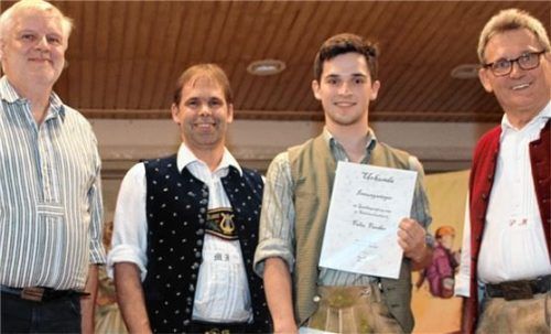 Innungssieger Felix Fischer (Dritter von links) zusammen mit dem Prüfungsausschussvorsitzenden Wast Fischer (von links), dem stellvertretenden Obermeister Martin Impler und Obermeister Peter Moser. Foto reisner