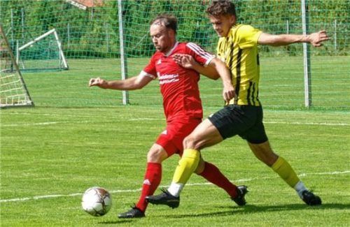 Inzells Torvorbereiter Andi Dießbacher (links) und Surheims Tom Ehrmann im Zweikampf.Foto Helmuth Wegscheider