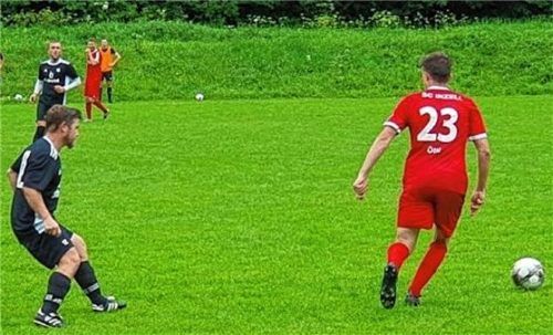 Inzell/Weißbach-Spielertrainer Matthias Öttl (rechts) wird vom Torschützen Florian Hauk gestellt.Foto Helmuth Wegscheider