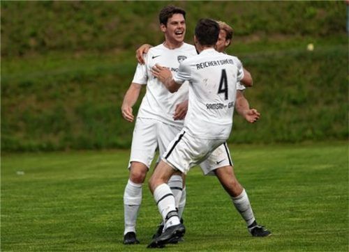 Jubel um den eingewechselten Sebastian Schreiner nach dessen Siegtreffer.Foto Walter Semerad