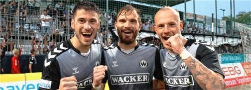 Jubelnd Burghauser Torschützen (von links): Bosnjak, Bachschmid und Winklbauer. Foto mb.presse