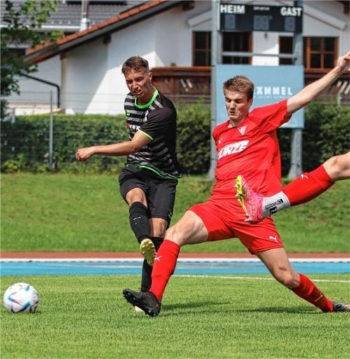 Kampf bis zum Schluss: Daniel Kolb blockt den Schuss von Robin Renger.Foto Rudi Stallein