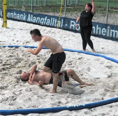 Kampfrichterin Vivian Wrench hebt den Arm und gibt den dritten und entscheidenden Wertungspunkt an den 18-jährigen Jonas Hanses, der damit knapp mit 3:2 gegen den um 45 Jahre älteren Spartenleiter Gerhard Sturm siegte Foto bjn