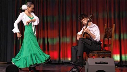 Kathrin Engel tanzt Flamenco zur Musik von Benno Panhans im Antrettersaal in Stephanskirchen. Foto Felix Huber