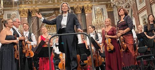Kent Nagano nimmt den Schluss-Applaus entgegen. Links im Bild die phänomenale Konzertmeisterin und Solistin Rebekka Hartmann. Foto Prokop