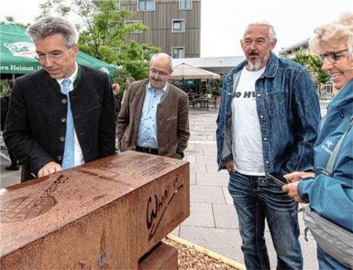 Kolbermoor positioniert sich gegen jegliche Form von Gewalt und für den Frieden. Die Stadt setzt ein Zeichen für Offenheit und Aufgeschlossenheit: (von links) Landrat Otto Lederer, Bürgermeister Peter Kloo, Künstler Bernhard Witsch und Stadträtin Andrea Rosner.