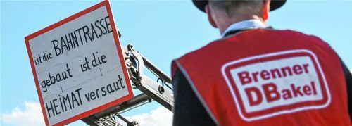 Kommt das „Brenner DBakel“, das dieser Demonstrant befürchtet? Jedenfalls geht die Diskussion unvermindert hart weiter. Die neue Bahnstrecke soll die Kapazitäten zum Brennerbasistunnel erhöhen, betroffene Kommunen wehren sich gegen die Umsetzung. Foto dpa