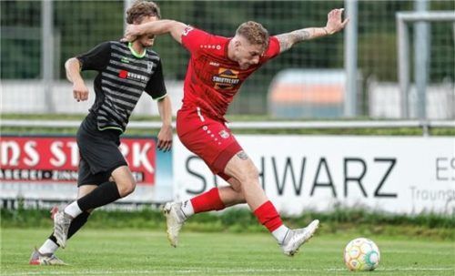 Kurt Weixler, der hier vor Geretsrieds Fabian Pech an den Ball kommt, erzielte beide SBC-Treffer.Foto Hans Weitz