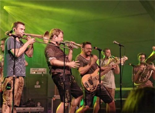 La Brass Banda brachte das Publikum zum Singen, Tanzen und Springen.Foto ortner