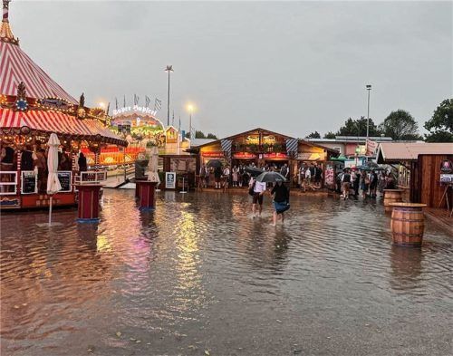 Land unter am Volksfestplatz. Doch das Wasser floss ab und mit Einbruch der Dunkelheit war der Feierlaune dann kein Ende gesetzt.