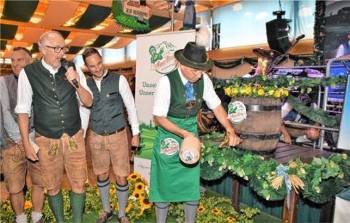 Landrat Otto Lederer brauchte in der Auerbräu-Festhalle zwei Schläge und verspritzte keinen einzigen Tropfen. Erst beim Einschenken „britschelte“ er. Foto Ruprecht