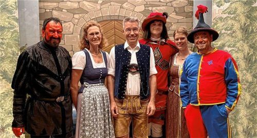 Landrat Otto Lederer (Mitte) besuchte mit seiner Frau die Vorstellung des Stücks „Mangolf von Rottenburg“ im Volkstheater Kiefersfelden.Foto re