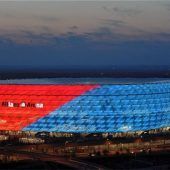 Beobachtungen am Ball: Strahlt Rot grundsätzlich heller als Blau?