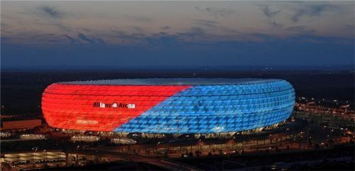 Lang ist es her: 2005 leuchtete die Allianz Arena noch in den Farben Rot und Blau. Später musste der TSV 1860 München das gemeinsame Stadion aus Finanznöten verlassen. Foto dpa