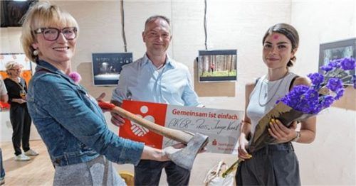 Laura Killer (rechts) erhielt den Preis „Junge Kunst“für ihre gefilmten Performances aus den Händen von AK-68-Vorsitzender Katrin Meindl und Andreas Bonholzer, Vorstandsmitglied der Sparkasse Wasserburg.