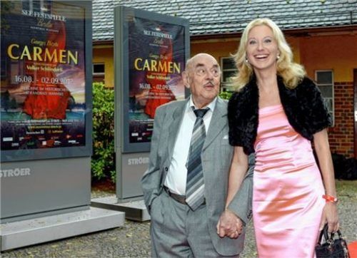 Manuela Tischler auf einem Bild aus dem Jahr 2012 zusammen mit ihrem Schwiegervater, dem Filmproduzenten Artur Brauner: Bei der am Wössner See gefundenen Toten soll es sich um die ehemalige Moderatorin handeln. Foto dpa