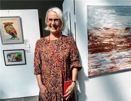 Maria Gruber, eine der Künsterlinnen, vor ihren Bildern. Foto wagner