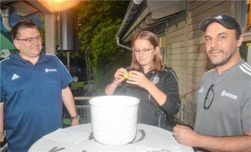 Maxima Gruber, unterstützt von Kreisspielleiter Chris Sofis (rechts) und Pokal-Spielleiter Alexander Hübner, loste die Begegnungen aus.Foto Franz Ruprecht