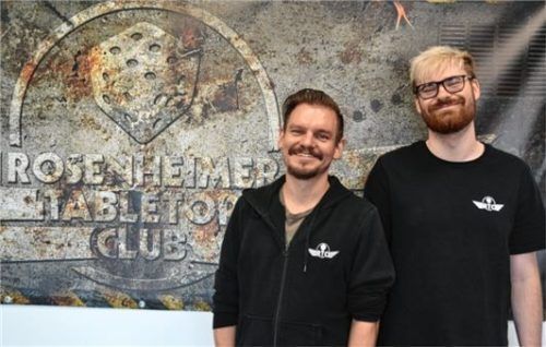 Maximilian Reichl (31) aus Rosenheim und Maximilian Hof (23, rechts) aus Miesbach vom Rosenheimer Tabletop Club (RTC).