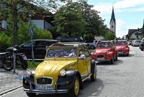 Mehr als 100 der alten Citroen 2CV trafen sich zum 24. Mal in Törwang.Fotos Peter Schlecker