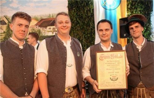 Michael Reithmeier (Dritter von links) bekam die Ehrenurkunde (von links) Vinzenz Eder, Andreas Auer und Philipp Linner.