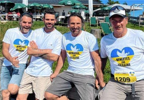 Mit den Huber-Buam war auch Berti Schweiger (rechts) unterwegs. Auf der Unternberg-Alm wurden sie von Wirt Florian Müller (Zweiter von links) auf eine Brotzeit eingeladen.