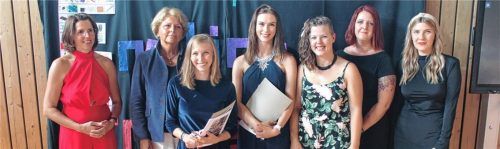 Mit den Jahrgangsbesten (von links): Schulleiterin Bernadette Gaßner, Christine Hoeppner, IBE Caritas München, Veronika Rahn, Anna-Maria Bührmann, Verena Eben, Anke Schneider und stellvertretende Schulleiterin Michaela Heilmayr. Foto Zehetmair