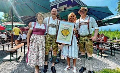 Mit einer Urkunde bedankten sich Marisa Steegmüller (Zweite von rechts) und Matthäus Wallner (rechts) vom Flötzinger Bräu bei den Wirtsleuten Marlies und Peter Wiesholzer.Foto  Hötzelsperger