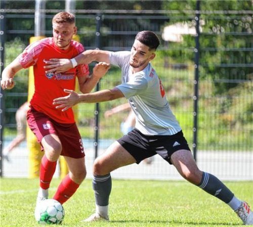 Mit Händen und Füßen: Rosenheims Albin Krasnic bremst Daniel Kononenko aus.Foto mb.presse – Butzhammer