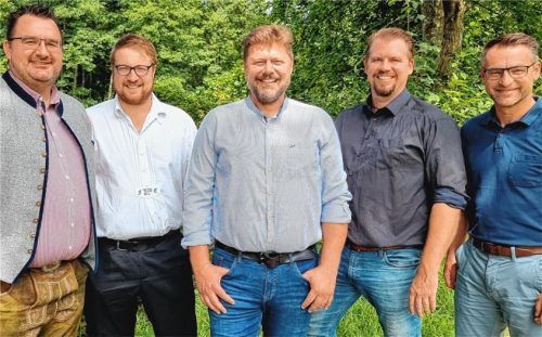 Mit ihrem Bürgermeisterkandidaten  Christoph Kraus (Mitte) freuen sich die Räte der Freien Bürger Eggstätt (von links) Kajetan Huber, Florian Erb, Stefan Meier und Markus Löw auf künftige Herausforderungen. Foto fbe