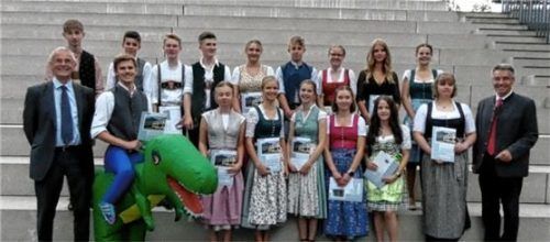 Mit Stolz und ein bisschen Wehmut präsentierten sich die „Einser-Schülern“ des Abschlussjahrgangs mit ihrem Konrektor Alois Plomer (links) und Landrat Otto Lederer (rechts).Foto Steffenhagen