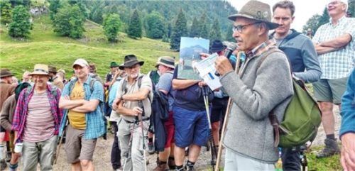 Mit-Verfasser Michael Hinterstoißer bei der Vorstellung der Festschrift im Almbezirk Brannenburg. Foto Hötzelsperger