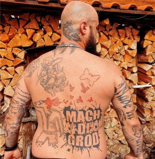Mittlerweile hat Pichler aufgehört, seine Tattoos zu zählen. Von Kopf bis Fuß ist der 34-Jährige tätowiert.