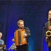 Ein 100-jähriges Saxofon und eine halbakustische Gitarre