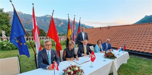 Nach dem Abkommen der Eintrag in das Goldene Buch: Der deutsche Finanzminister Christian Lindner (Mitte, sitzend) und seine Kollegen (von links) Magnus Brunner (Österreich), Karin Keller-Sutter (Schweiz), Yuriko Backes (Luxemburg) und Daniel Risch (Lichtenstein), dahinter Aschaus Bürgermeister Simon Frank. Foto Michael Weiser