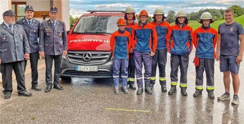 Nach der bayerischen Jugendleistungsprüfung: (von links) Bereichsjugendwart Inntal Michael Strillinger, Kreisjugendfeuerwehrwart Marco Polster, Kreisbrandinspektor Martin Gruber mit den Jugendwehrlern Johannes Wörndl, Laurenz Sattlberger, Severin Lerche, Johannes Sattelberger, Florian Wörndl und Quirin Stadoler sowie Kommandant Peter Heiß. Foto Hötzelsperger