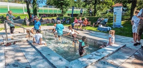 Nach der Einweihung der Kneippanlage lockte der Sonnenschein viele Bürger an, die das „Kneipen“ unter fachkundiger Anleitung gleich selber ausprobierten.Foto Steffenhagen