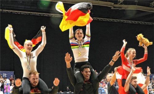 Nach der Siegerehrung bei der Kunstrad-WM von links: Lara Füller, Ramona Dandl und Loredana Schneider präsentieren ihre Medaillen. Foto Wilfried Schwarz