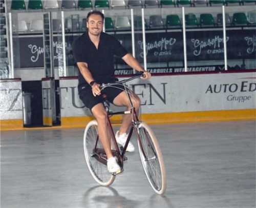 Noch kann Stürmer Norman Hauner nach einer Sommer-Trainingseinheit mit seinem Retro-Rad über die Fläche im Stadion fahren, ehe ab Mitte August das Eis bereitet wird. Foto Hans-Jürgen Ziegler
