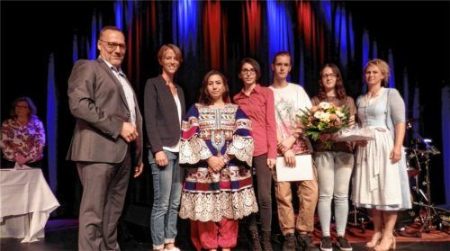 Obermeister Oskar Hofstetter (links), OStRin Tina Buchner (Zweite von links) und stellvertretende Obermeisterin Angelika Huber (rechts) ehrten die Bäckereifachverkäufer (von links) Foroozan Ghalgai, Döndu Kundak, Paul Lange und Innungssiegerin Lisa Hirschberge.Foto maier