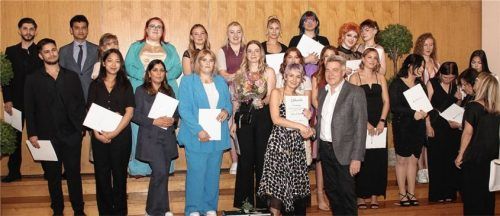 Obermeister Stefan Mashold gratulierte den frisch gebackenen Friseurgesellen.Foto  Reisner